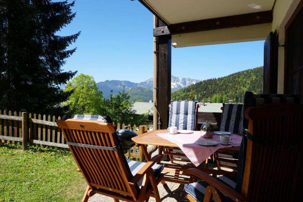 uma mesa e cadeiras no alpendre de uma casa em Ferienwohnung Buchenhöhe em Berchtesgaden