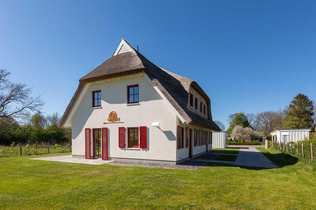 a large white house with a gambrel roof at Designhaus Freyh II in Ranzow