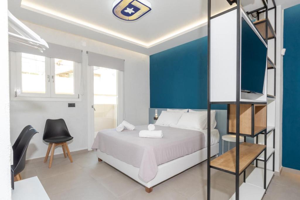 una camera con letto e parete blu di DORADO ACCOMODATION a Heraklion