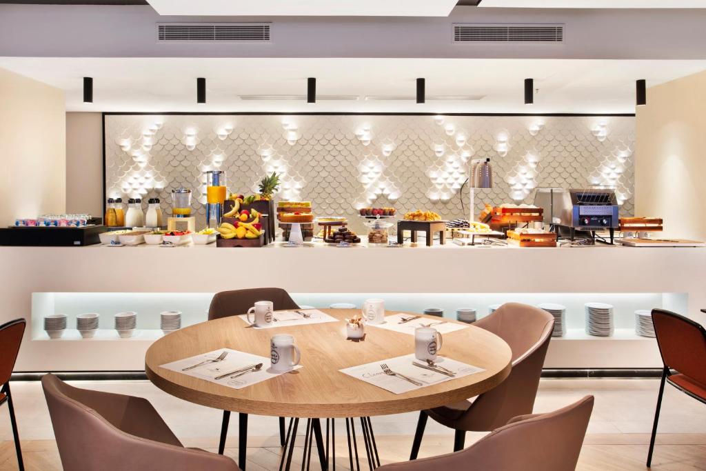 Comida en o cerca de este hotel