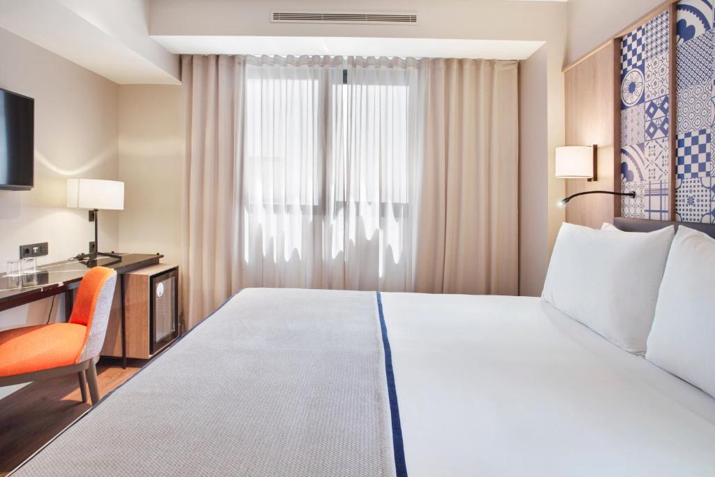 Cama o camas de una habitación en Eurostars Guadalquivir