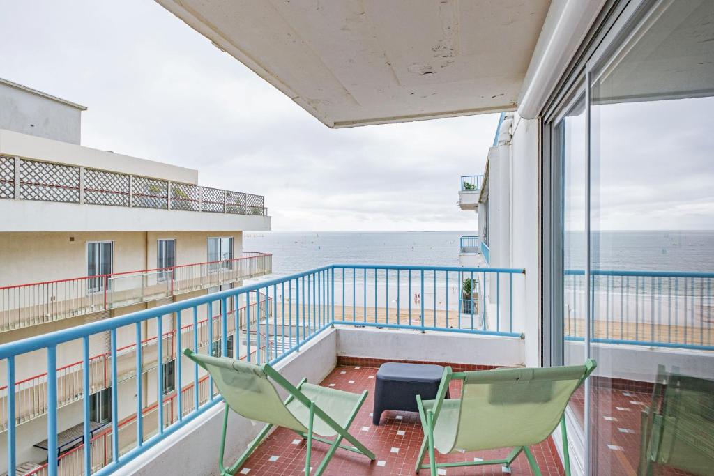 balcón con 2 sillas y vistas al océano en Bella Vista - Face mer La Baule - 5 personnes, en La Baule