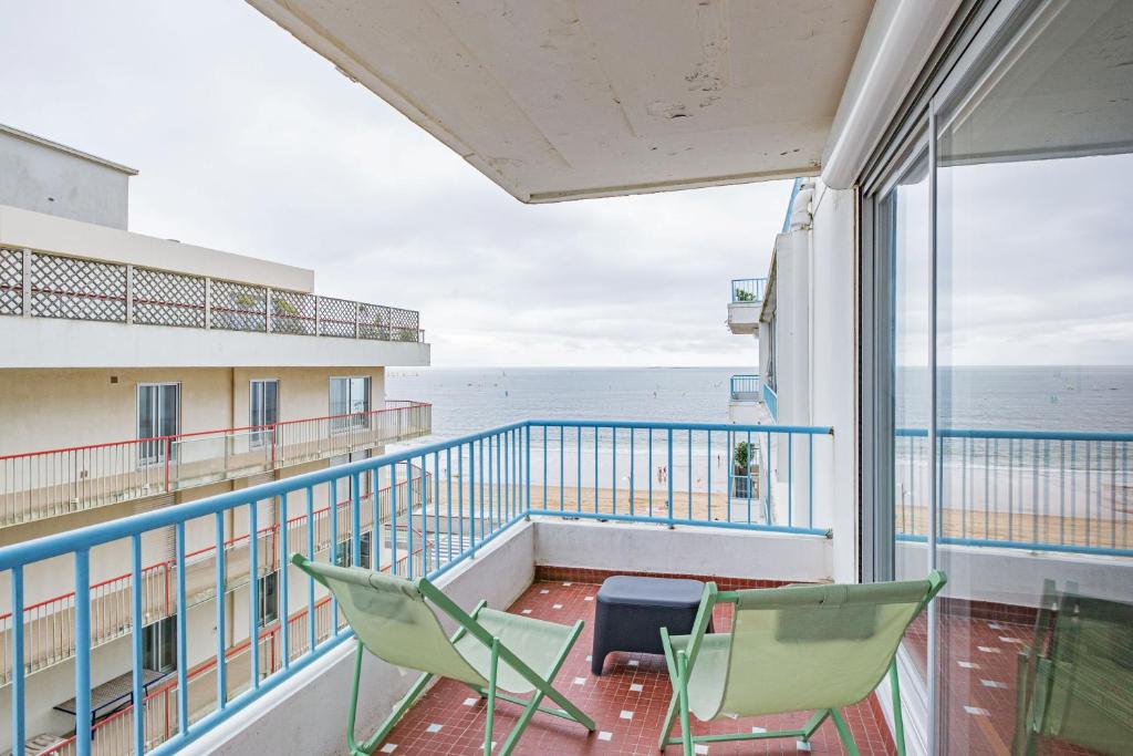 un balcon avec deux chaises et une vue sur l'océan dans l'établissement Bella Vista - Face mer La Baule - 5 personnes, à La Baule