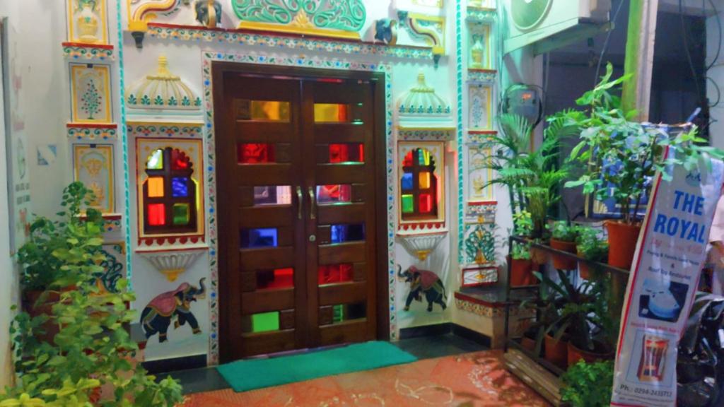 una casa de juguete con una puerta con vidrieras en The Royal Lake View Villa, en Udaipur