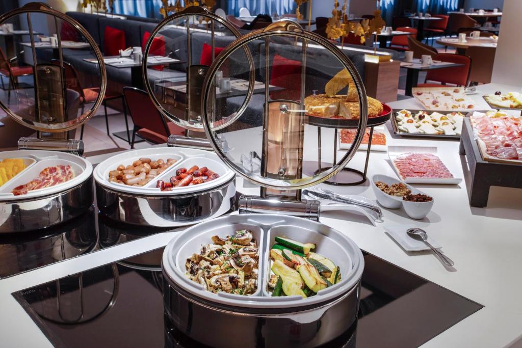 Comida en o cerca de este hotel