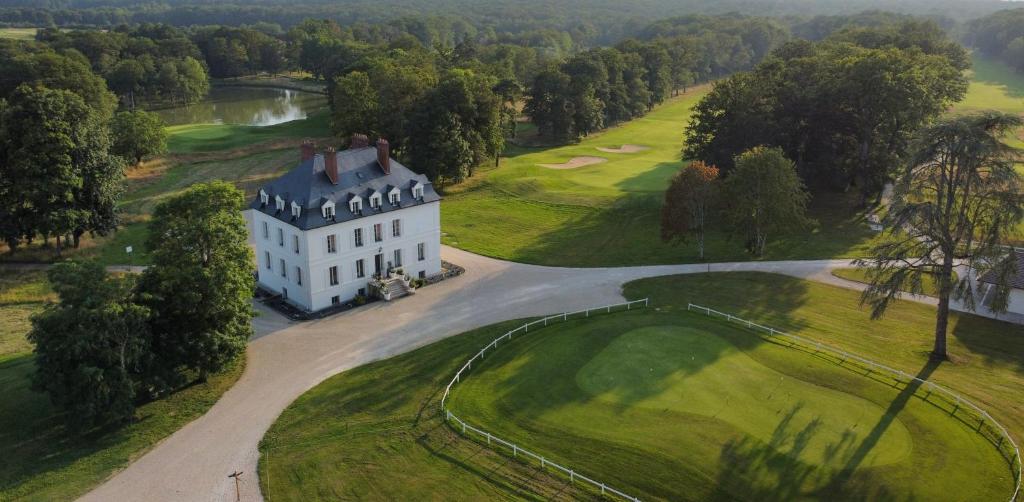una vista aérea de una casa blanca en un campo de golf en Domaine Du Roncemay - Hôtel, Restaurants, Spa & Golf, en Aillant-sur-Tholon