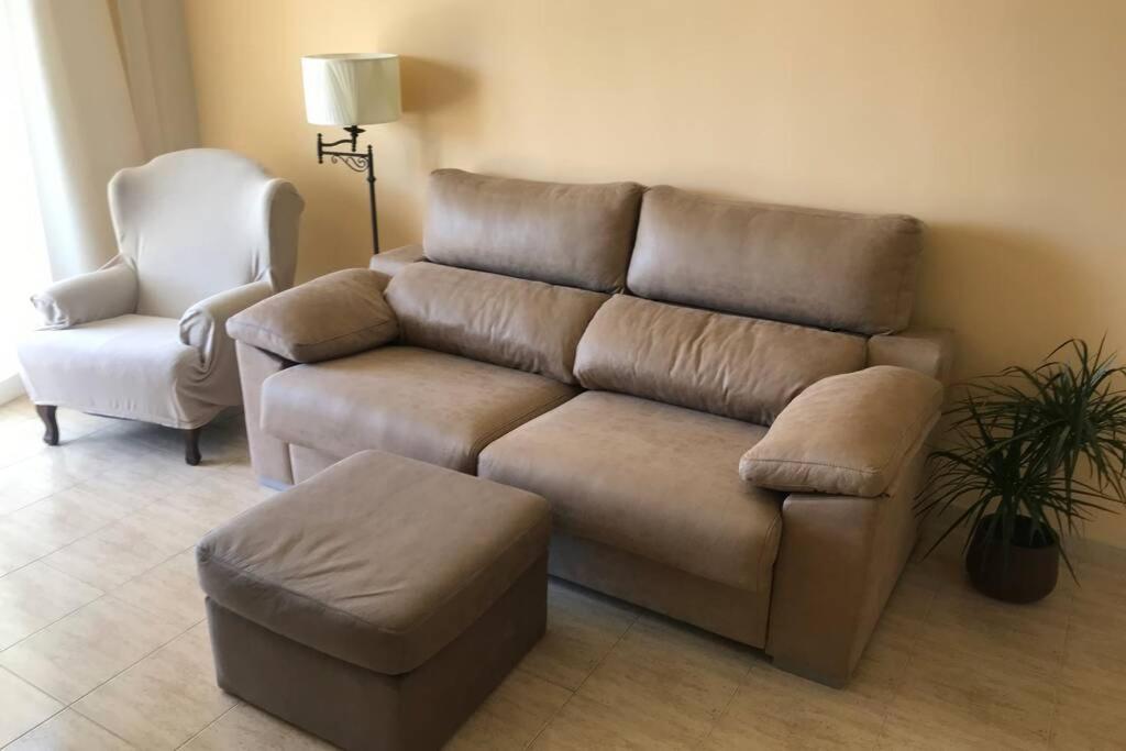 A seating area at Ático con terraza abierta/Open terrace apartment