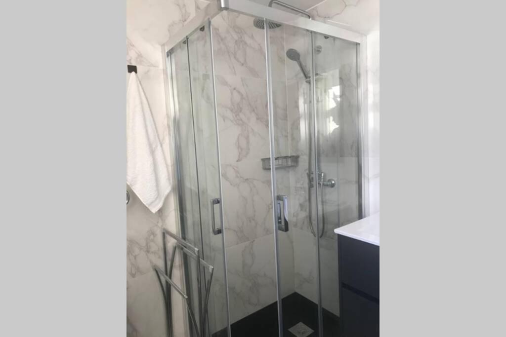 A bathroom at Ático con terraza abierta/Open terrace apartment