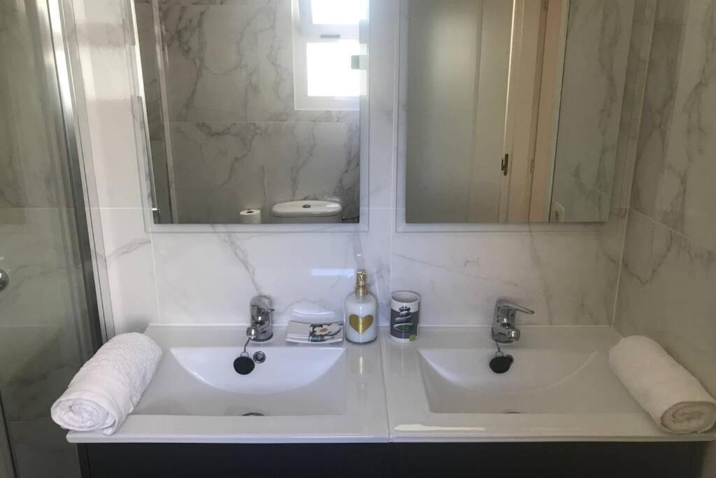 A bathroom at Ático con terraza abierta/Open terrace apartment