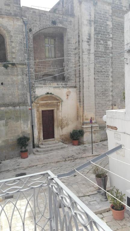 an old building with a door and some plants at B&B CASAVACANZE CHIESA MADRE in Carovigno