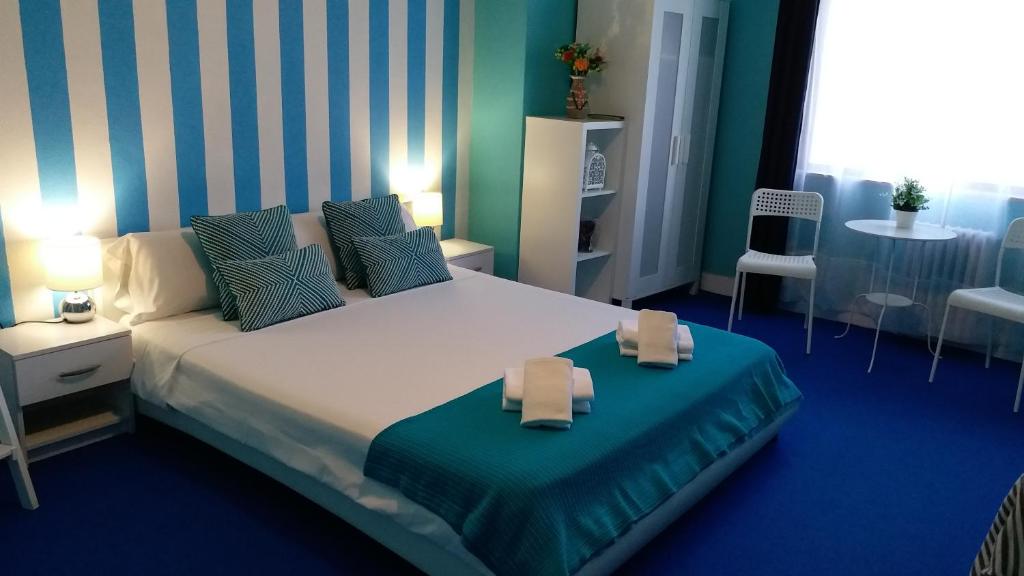 1 dormitorio con 1 cama grande y 2 toallas. en Pensión Mar Azul en Santiago de Compostela