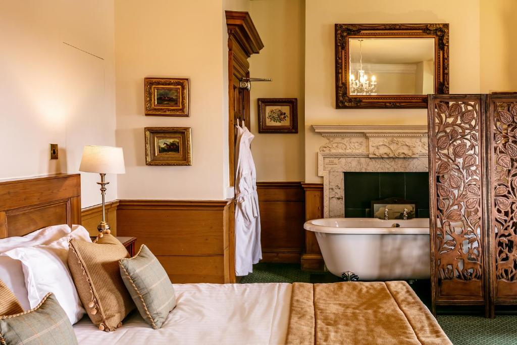 TV a/nebo společenská místnost v ubytování Ednam House Hotel
