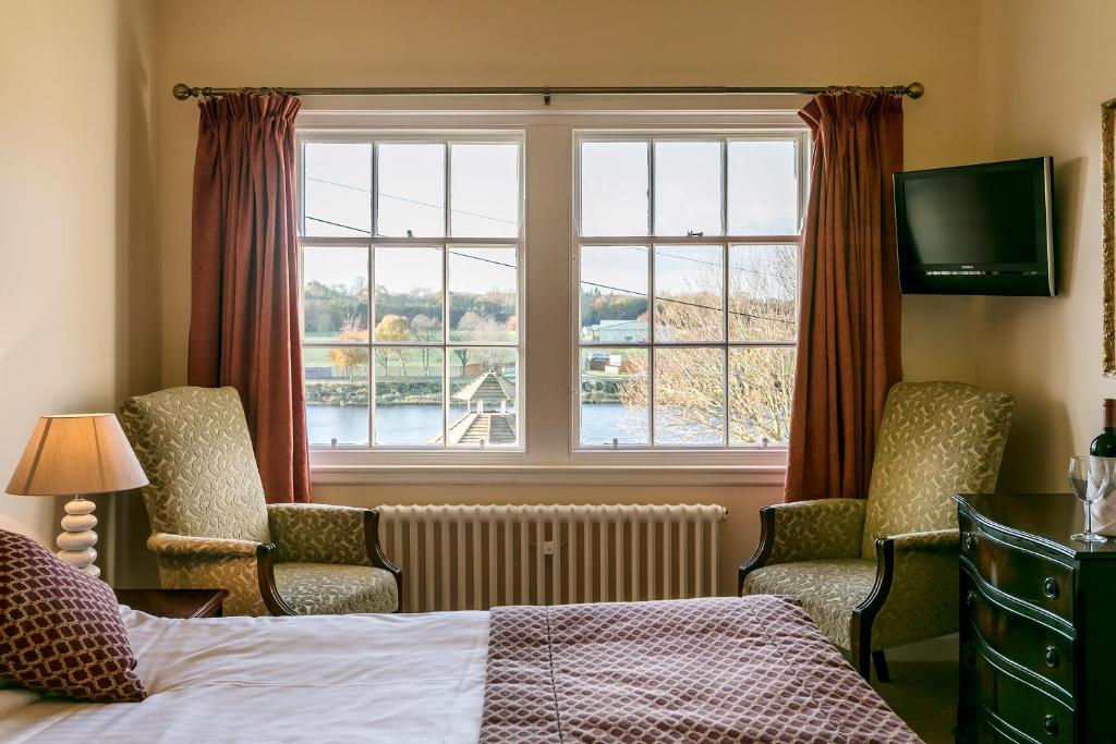 Postel nebo postele na pokoji v ubytování Ednam House Hotel
