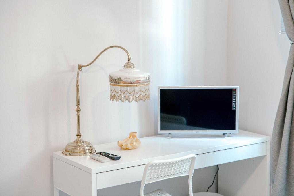 TV a/nebo společenská místnost v ubytování Downtown Rooms