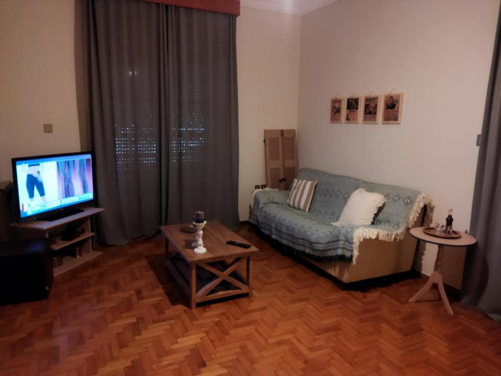 Telewizja i/lub zestaw kina domowego w obiekcie Meteoron Guesthouse