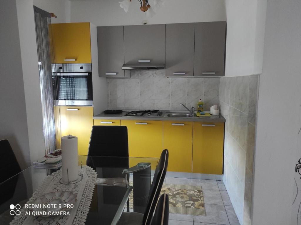 Kuchyňa alebo kuchynka v ubytovaní Apartman Aria & Amadea