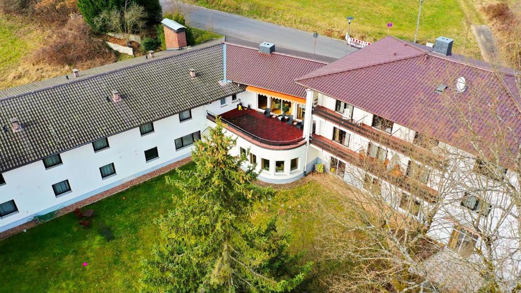 an overhead view of a large white building with a red roof at Gartenhotel LandArt in Bad Soden-Salmünster