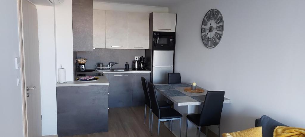 Kuchyňa alebo kuchynka v ubytovaní Life Apartmanok
