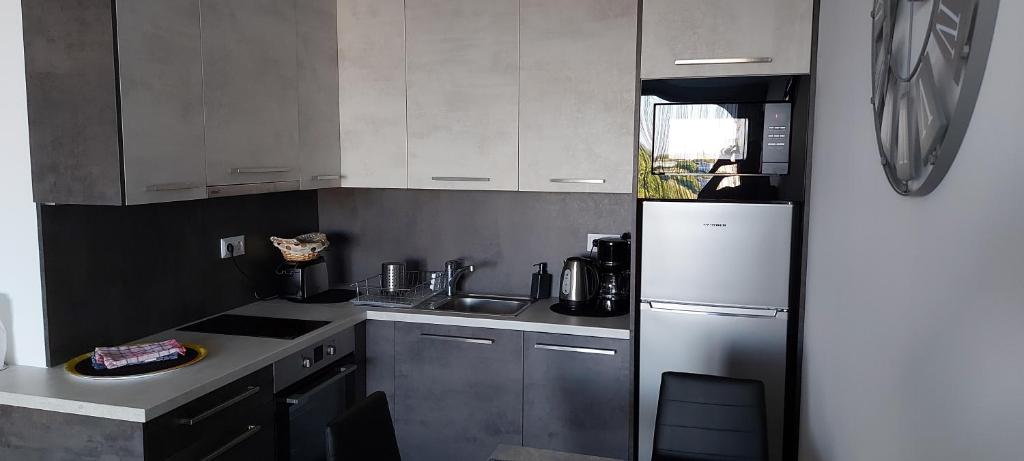 Kuchyňa alebo kuchynka v ubytovaní Life Apartmanok