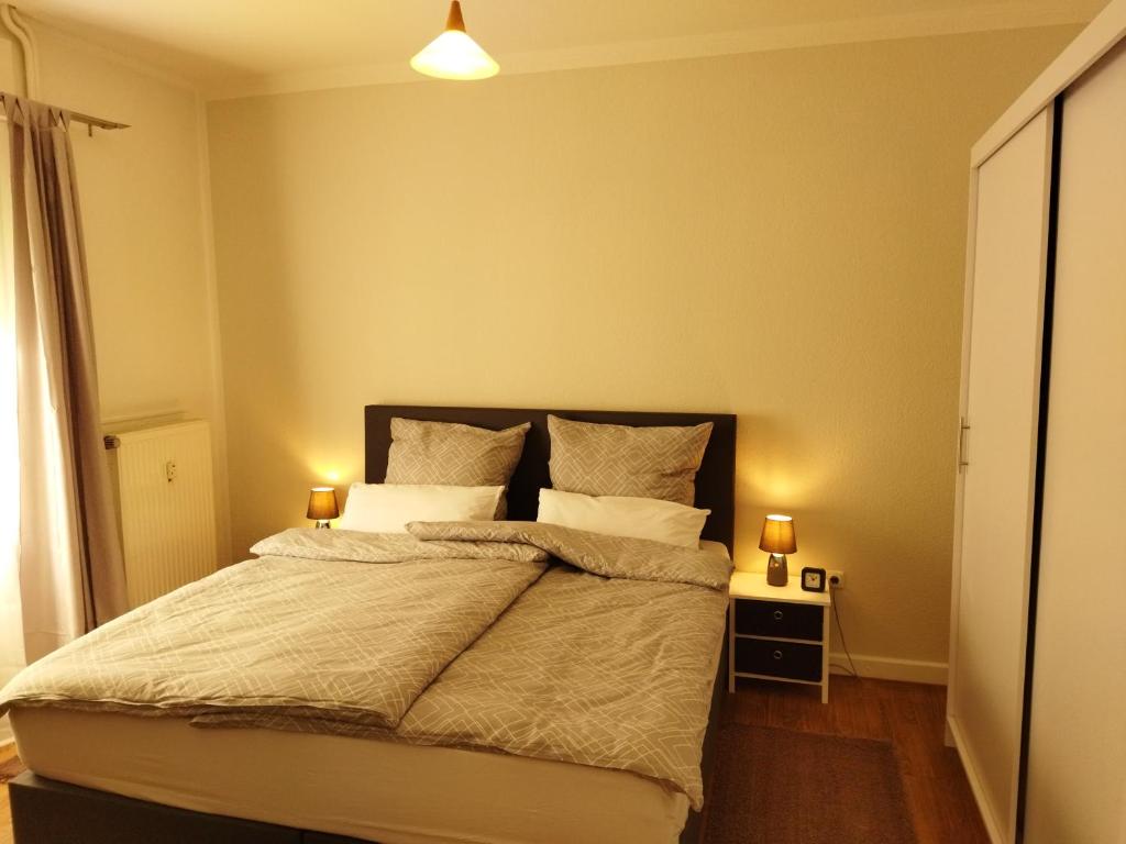 een slaapkamer met een bed met twee lampen erop bij Salzufler Wohntraum in Bad Salzuflen