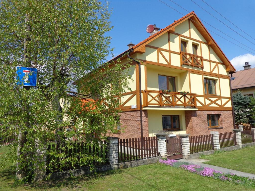 Demänova 238 في ليبتوفسكي ميكولاش: منزل امامه سياج