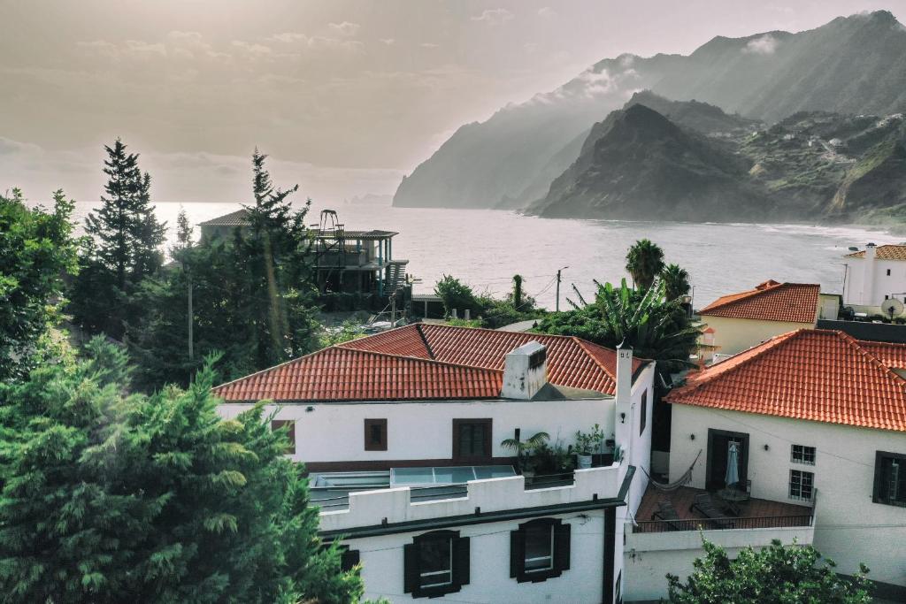uma vista das casas e do oceano e das montanhas em Mateus House - Porto da Cruz Center em Porto da Cruz