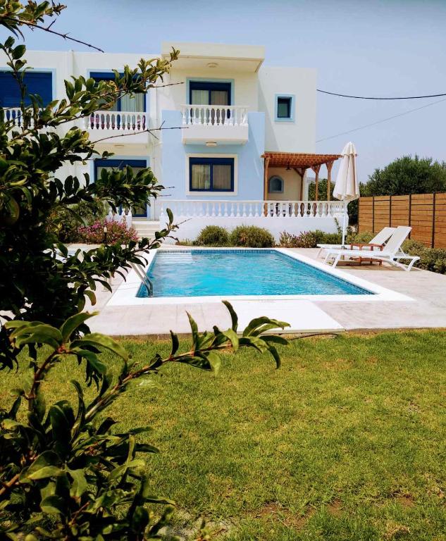 Bazén v ubytování RITA MARE seafront villas heated Pools nebo v jeho okolí