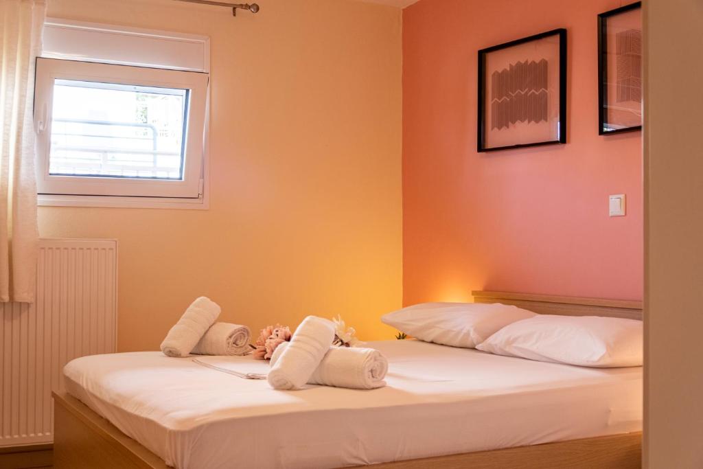 Een bed of bedden in een kamer bij Irini Apartments