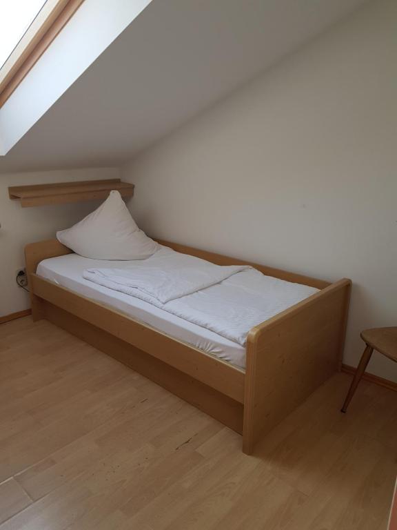 a small bed in a room with at Duschlwirt in Ampfing