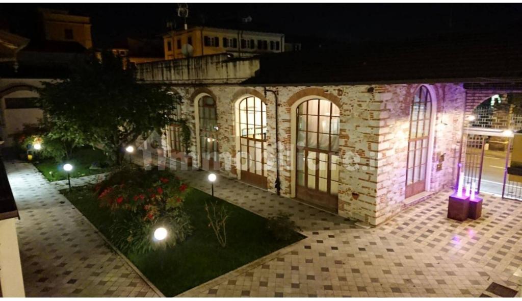 budynek z oświetleniem na boku w nocy w obiekcie Loft La Corte w mieście Pietrasanta