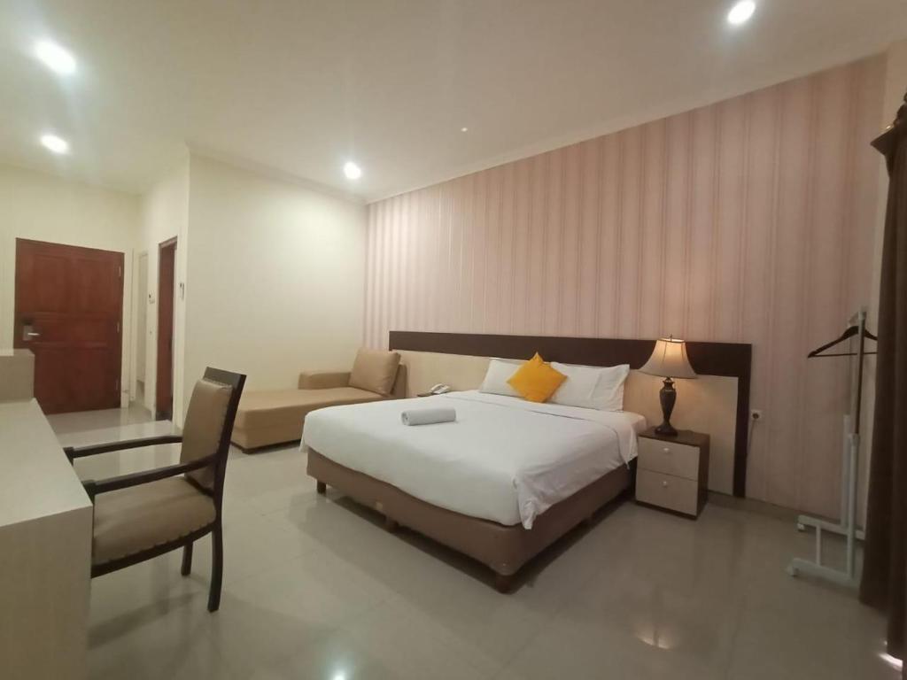 
A bed or beds in a room at OYO 90473 Gowin Hotel
