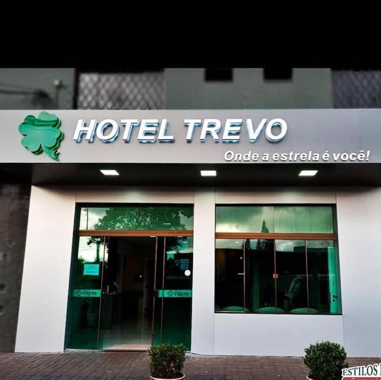 卡斯卡韋爾的住宿－Hotel Trevo Cascavel，大楼一侧的酒店高速公路标志