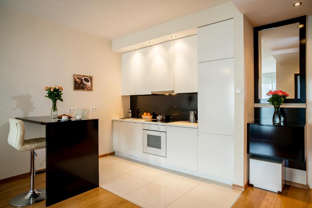 Kuchyň nebo kuchyňský kout v ubytování Platinum Towers Luxury Apartments