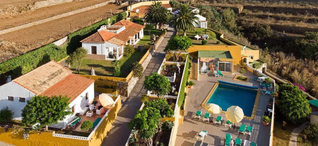 - une vue aérienne sur une maison avec une piscine dans l'établissement El Hierro II, à San Juan de la Rambla
