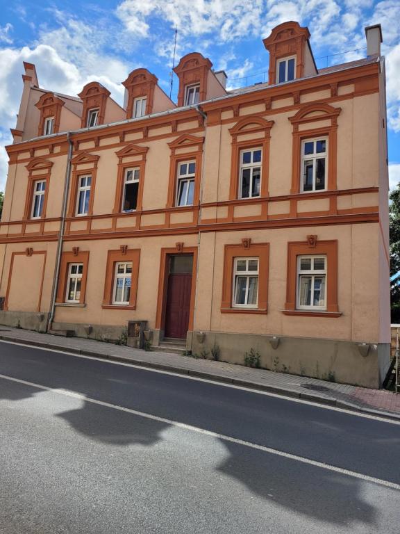 un edificio naranja al lado de una calle en Studentská apartments, en Karlovy Vary