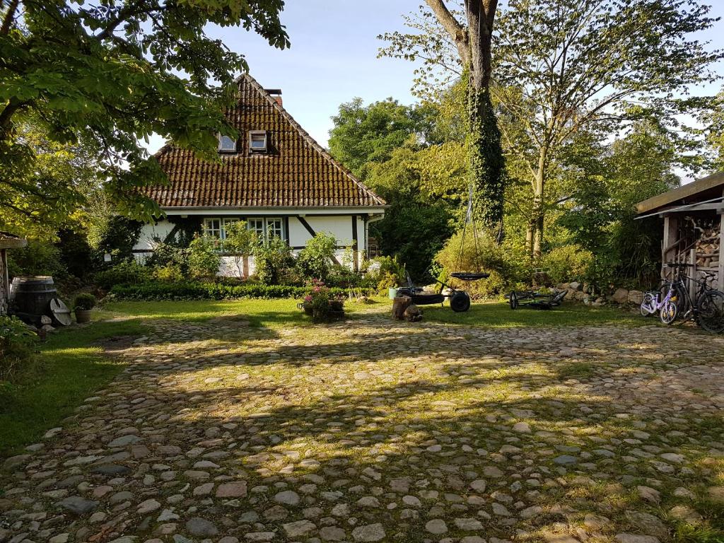 a large yard with a house in the background at Cottage Marxdorf in Marxdorf