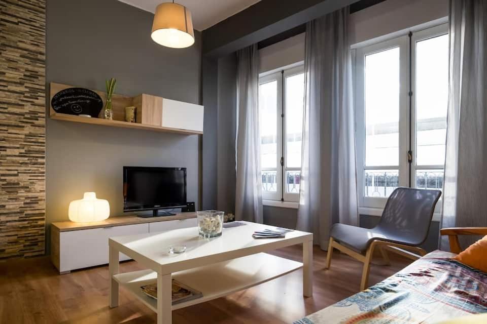 - un salon avec une table basse blanche et un canapé dans l'établissement KVARA - Apartamento de diseño, à Vigo