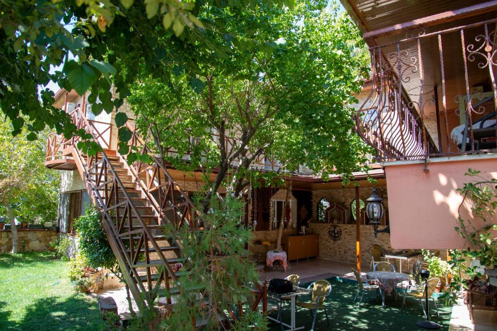 une maison avec un escalier en colimaçon dans une cour dans l'établissement Sinter Terasse House Hotel, à Pamukkale