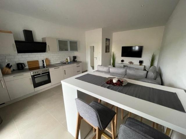 uma cozinha e sala de estar com mesa e cadeiras em Sweet Home am Arendsee em Arendsee