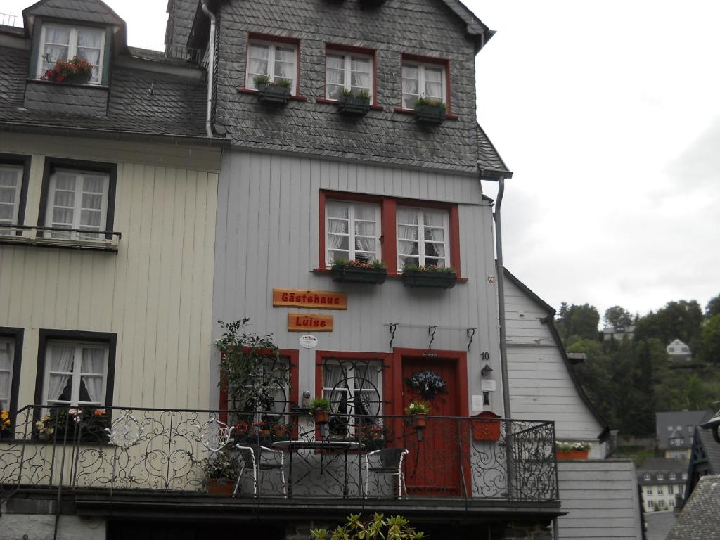 a house with a table and chairs in front of it at Gästehaus Luise in Monschau