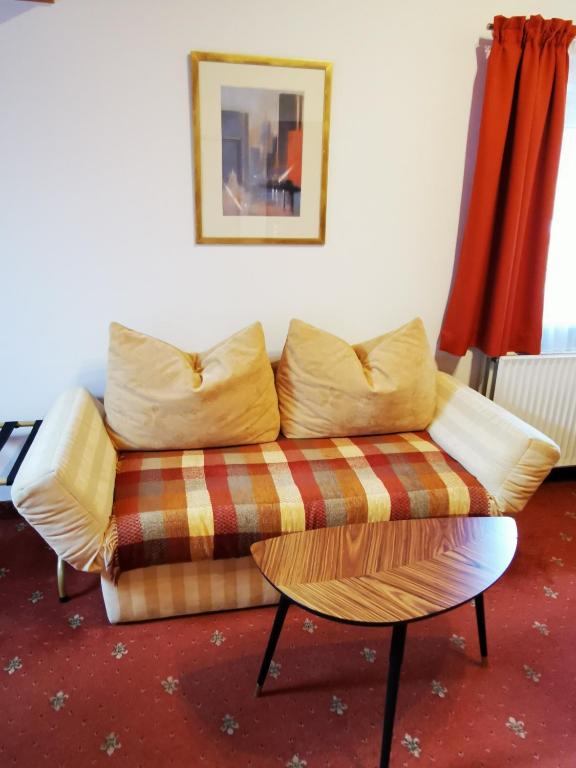 A seating area at Sportpension Thayer