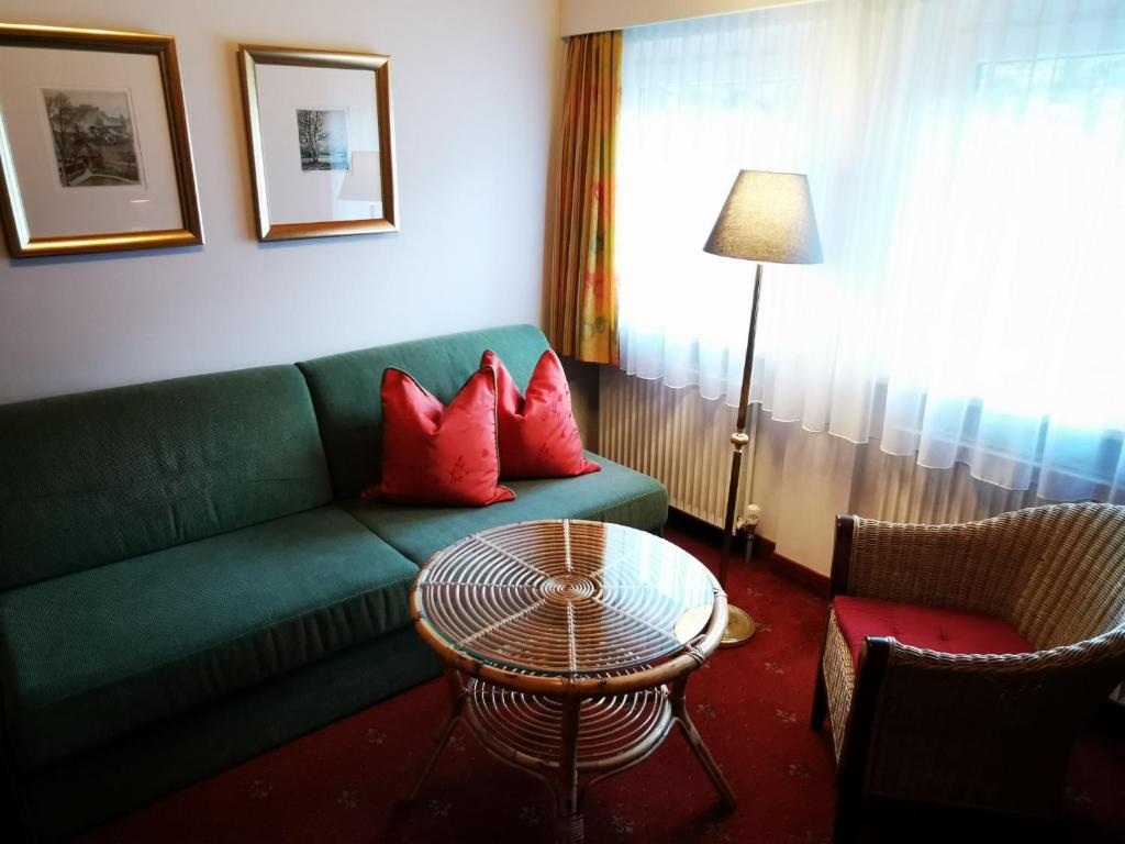 A seating area at Sportpension Thayer