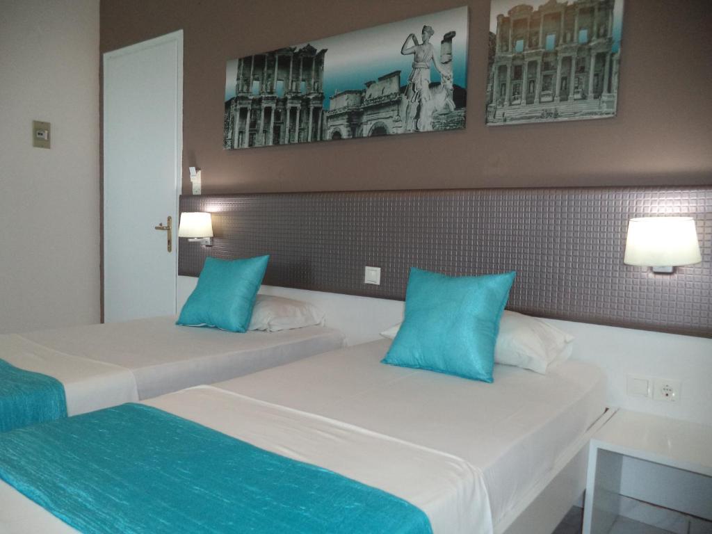 Łóżko lub łóżka w pokoju w obiekcie Blue Nest Hotel