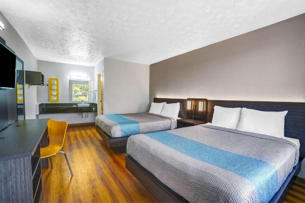 Motel 6 Lexington I-75 Hamburg - Queen Room With Two Queen Beds - Non-Smoking