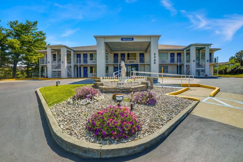 a building with a fountain in front of it at Motel 6-Lexington, KY - East I-75 in Lexington