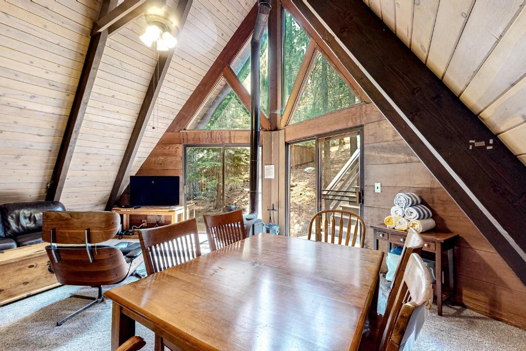 een eetkamer met een houten tafel in een huis bij Sierra Dream in South Lake Tahoe