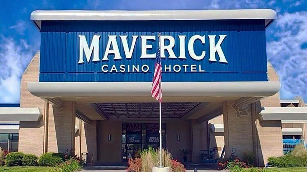 un hôtel de casino avec un drapeau devant lui dans l'établissement Maverick Hotel and Casino by Red Lion Hotels, à Elko