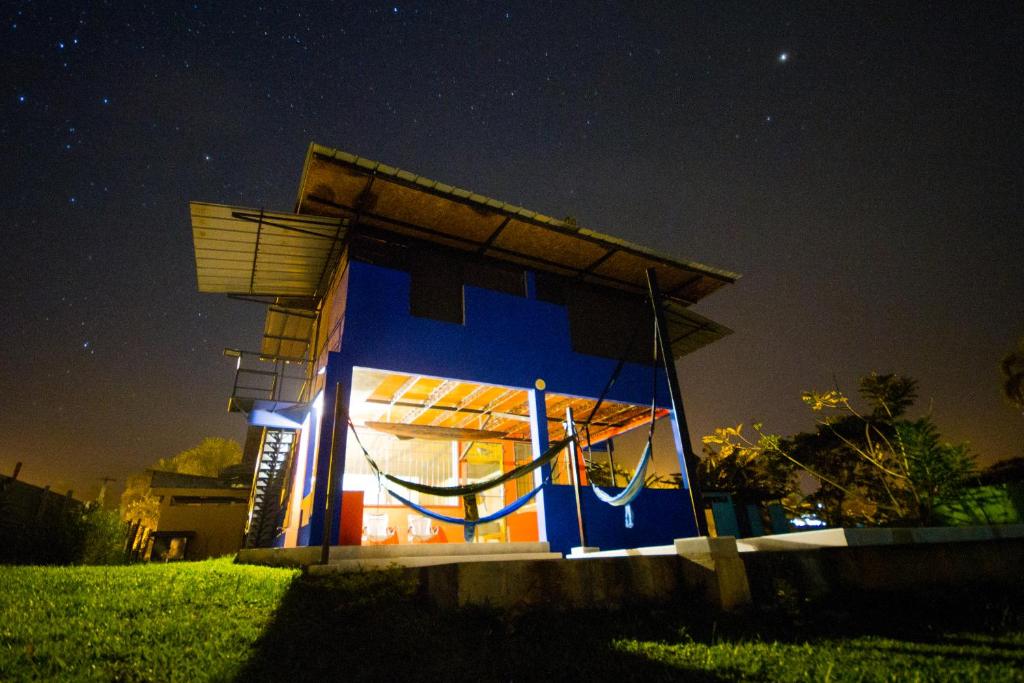 un pequeño edificio en un campo por la noche en Guacamayo Azul, en Iquitos