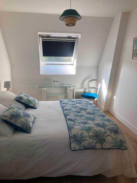 um quarto com uma cama grande e uma janela em Gite 4 places, le Domaine de la Vallée em Saint-Martin-de-Varreville