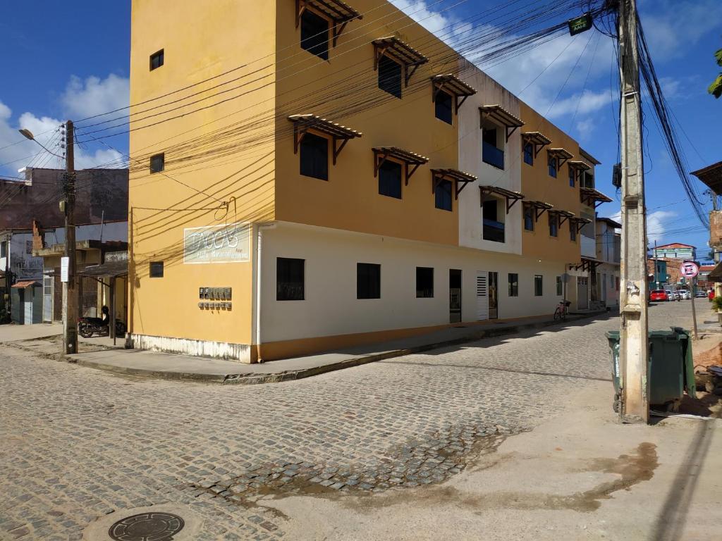 un edificio al lado de una calle en Taocas Flats Maragogi, en Maragogi